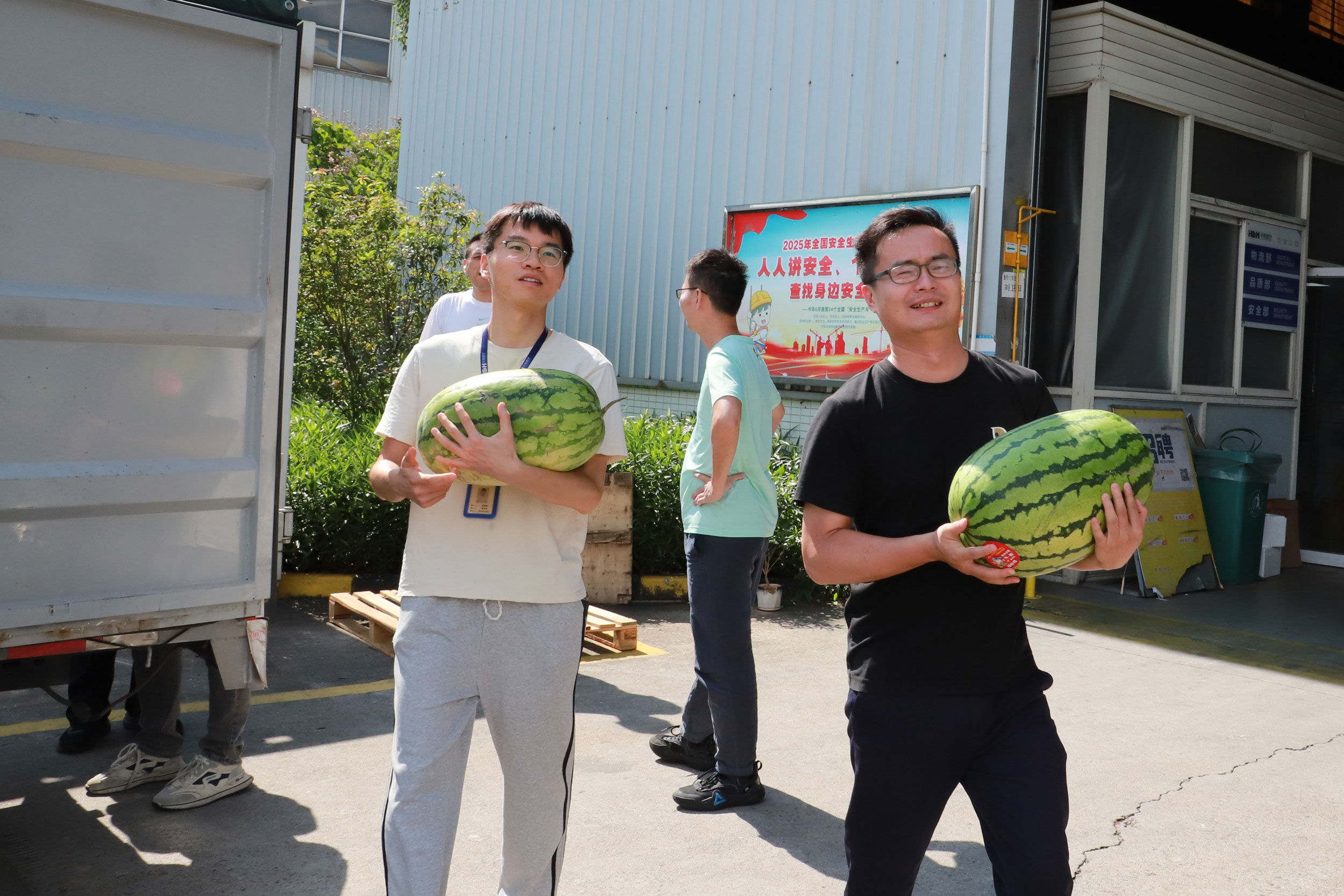 酷暑送关怀，慰问暖人心 | 华南建材开展防暑降温慰问活动，致敬一线坚守者