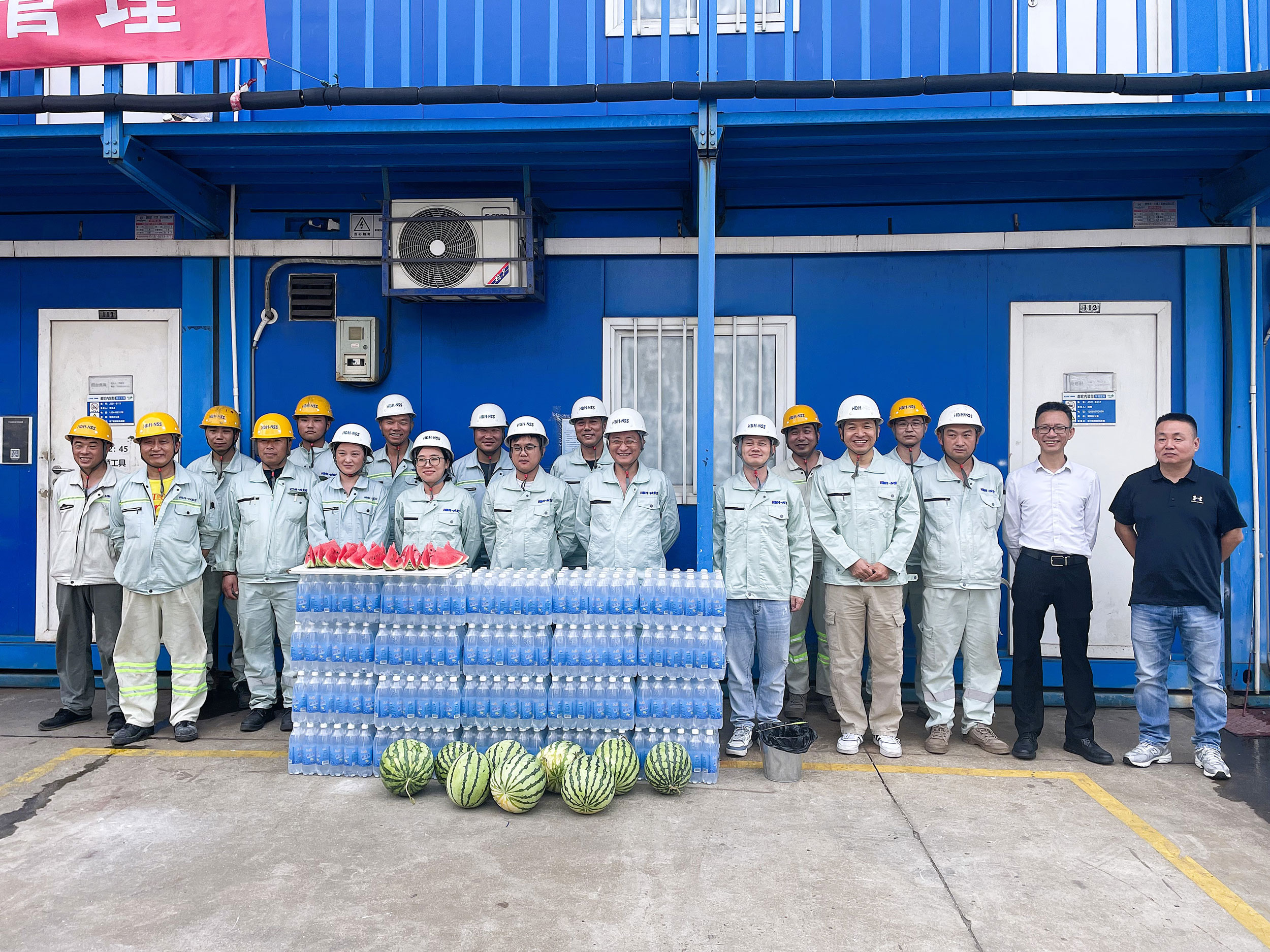 酷暑送关怀，慰问暖人心 | 华南建材开展防暑降温慰问活动，致敬一线坚守者