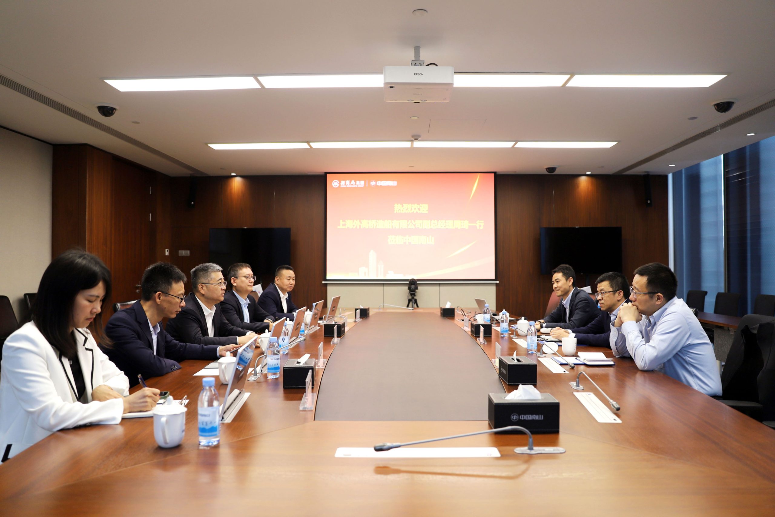 李鸿卫会见外高桥造船副总经理周琦 李鸿卫会见外高桥造船副总经理周琦