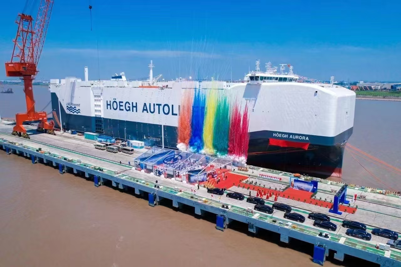 华南建材参建的全球最大最环保汽车运输船Höegh Aurora命名交付 华南建材参建的全球最大最环保汽车运输船Höegh Aurora命名交付