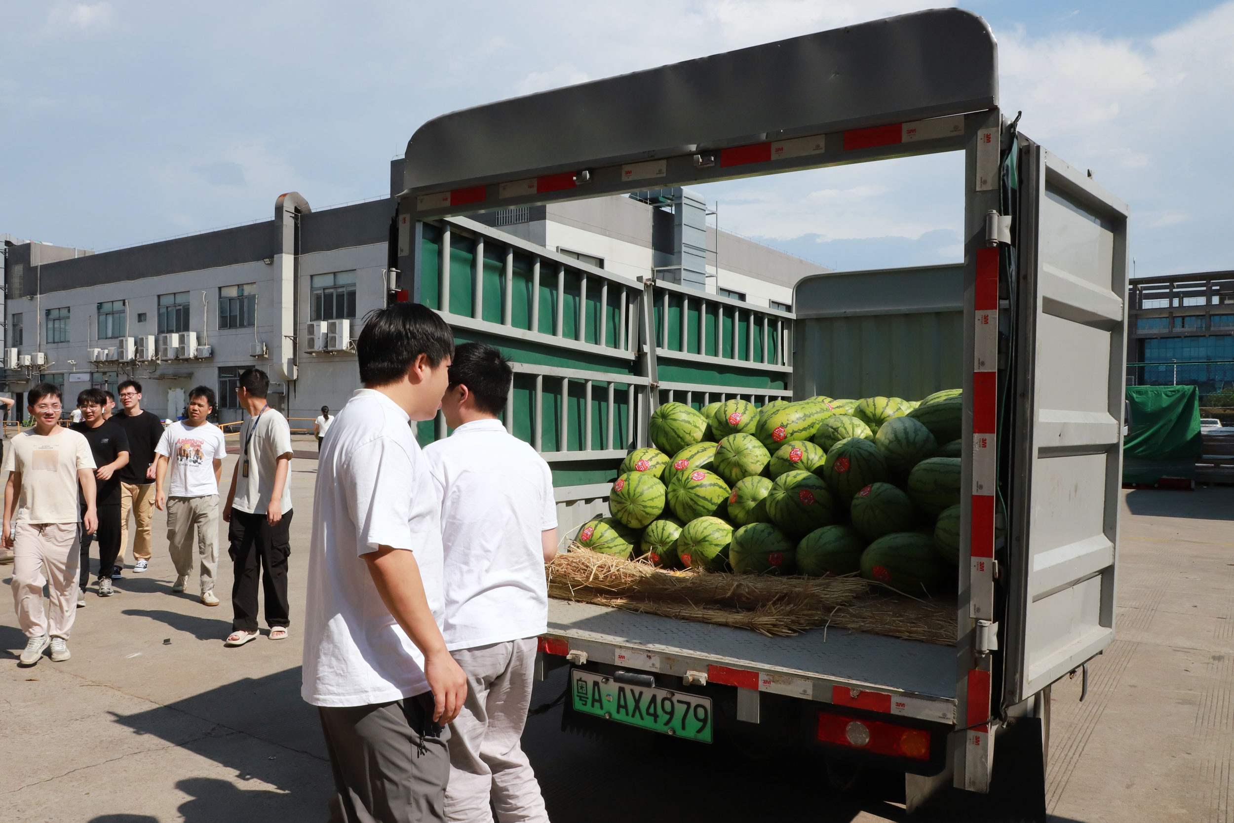 酷暑送关怀，慰问暖人心 | 华南建材开展防暑降温慰问活动，致敬一线坚守者