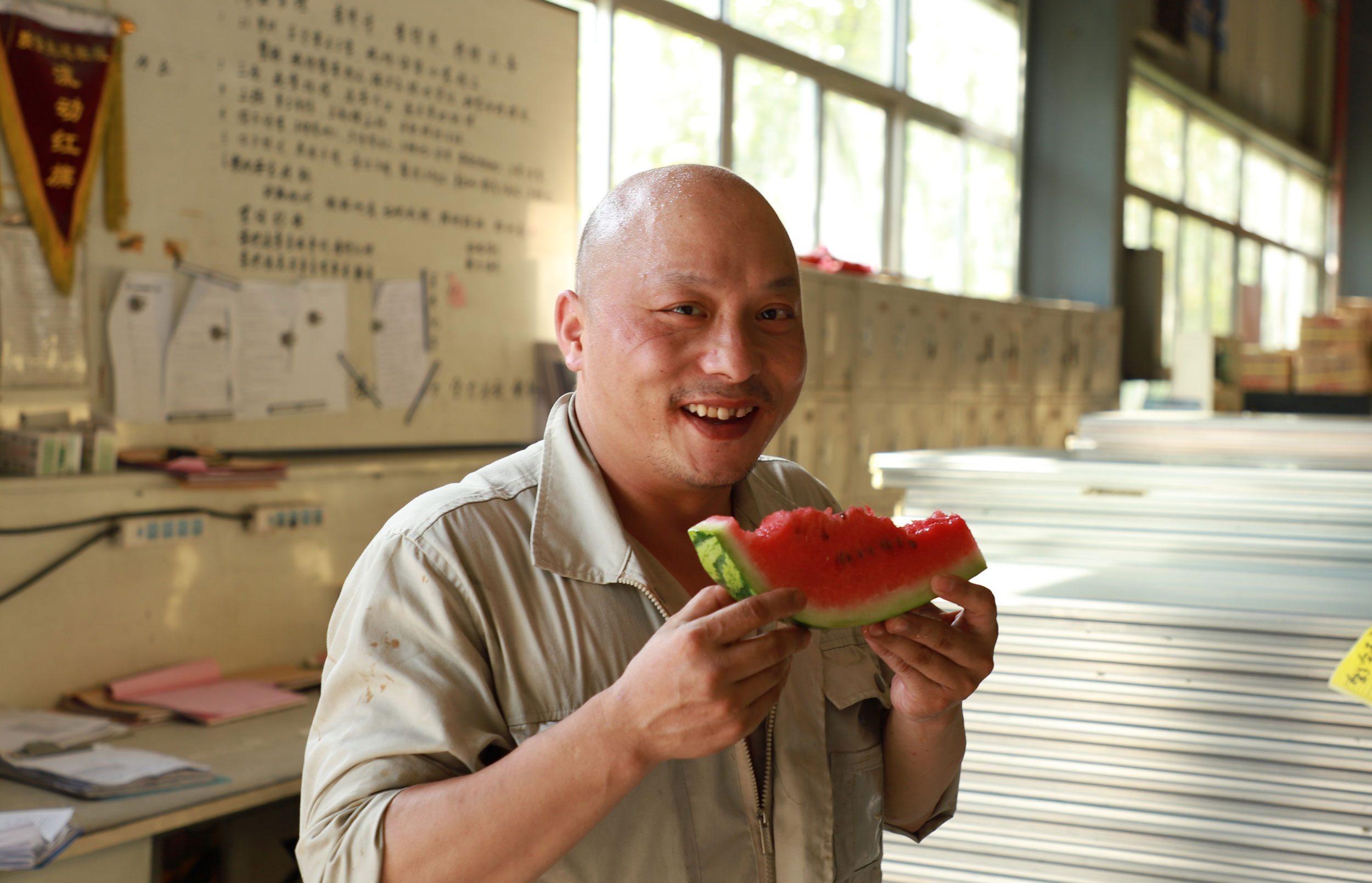 酷暑送关怀，慰问暖人心 | 华南建材开展防暑降温慰问活动，致敬一线坚守者